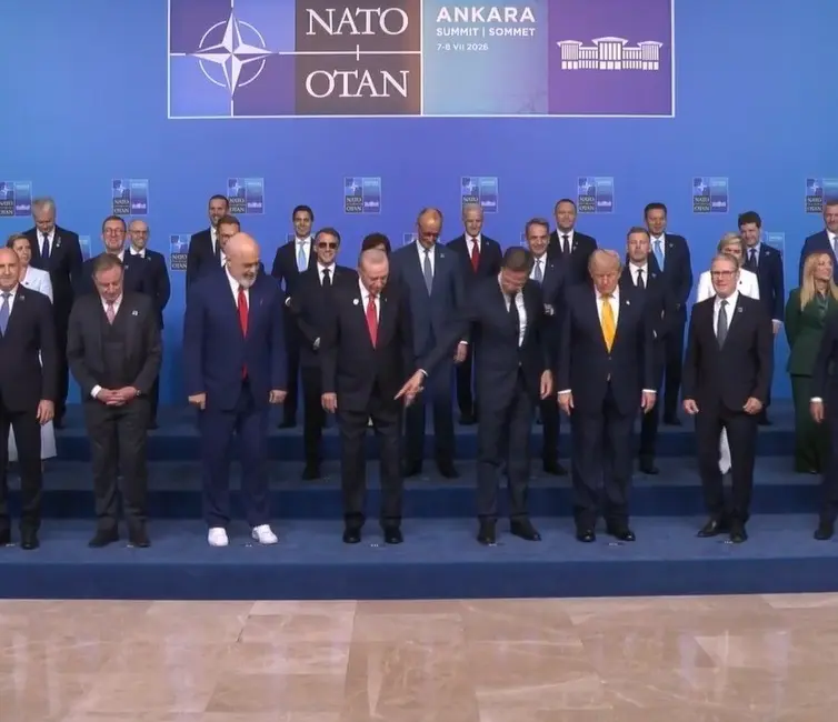 NATO Liderler Zirvesi kapsamında gerçekleştirilen aile fotoğrafı çekimi öncesinde ilginç