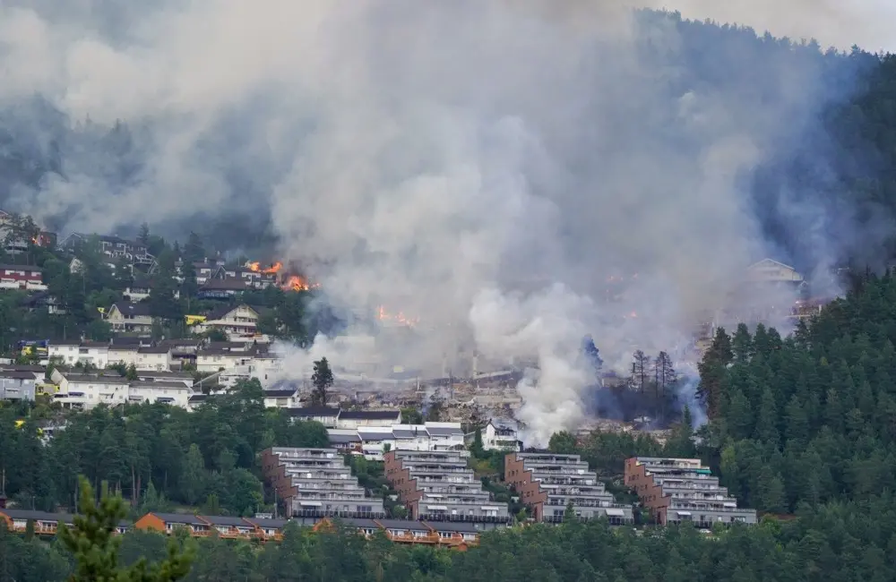 Norveç’in Drammen şehrindeki bir evde başlayan yangının bölgeye yayılması sonucu