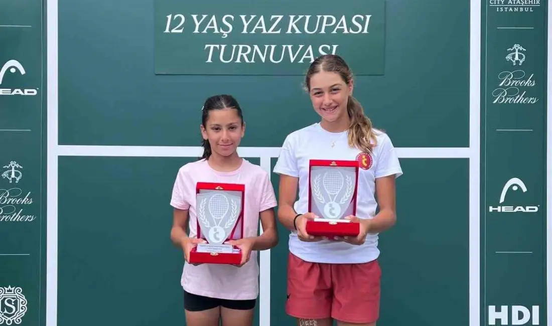 Osmangazi Belediyespor Tenis Takımı sporcusu Azra Özyardımcı, İstanbul’da düzenlenen 12
