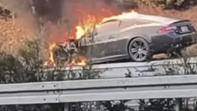 Bursa’da çevre yolunda seyir halindeki otomobil, çıkan yangında alevlere teslim
