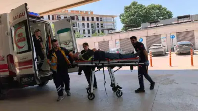 Bursa’nın İnegöl ilçesinde otomobil ile geri dönüşüm malzemesi toplayan triportörün