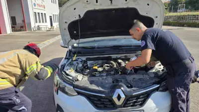 Bursa’da özel bir otomobilin motor kısmına girip sıkışan kediyi itfaiye