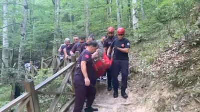 Bursa’nın İnegöl ilçesinde bulunan Oylat Şelalesi’nde dengesini kaybederek düşen kadın