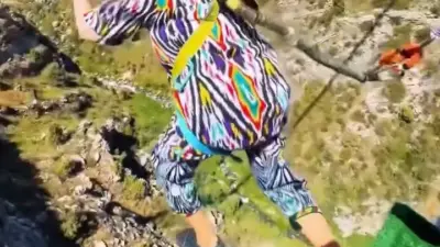 Özbekistan’da 80 yaşındaki kadının 35 metre yüksekliğindeki dönme dolaba tırmandığı