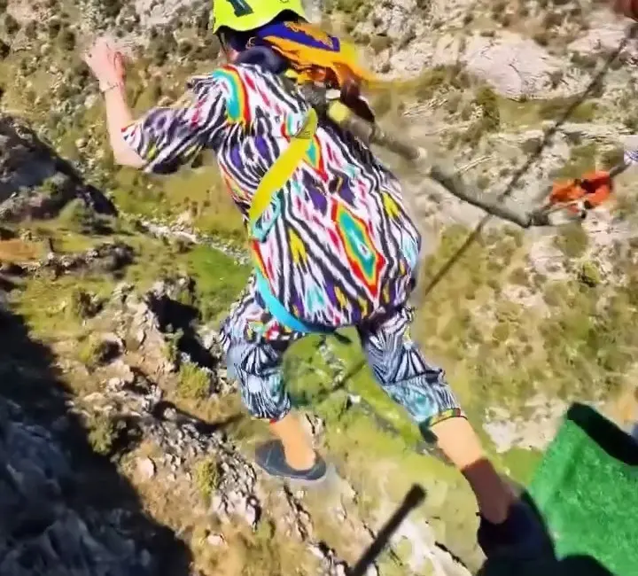 Özbekistan’da 80 yaşındaki kadının 35 metre yüksekliğindeki dönme dolaba tırmandığı