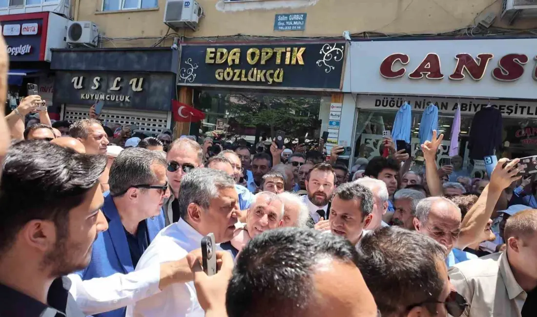 CHP Grup Başkanı Özgür Özel’in Niğde’deki programında vatandaşlar ezilme tehlikesi