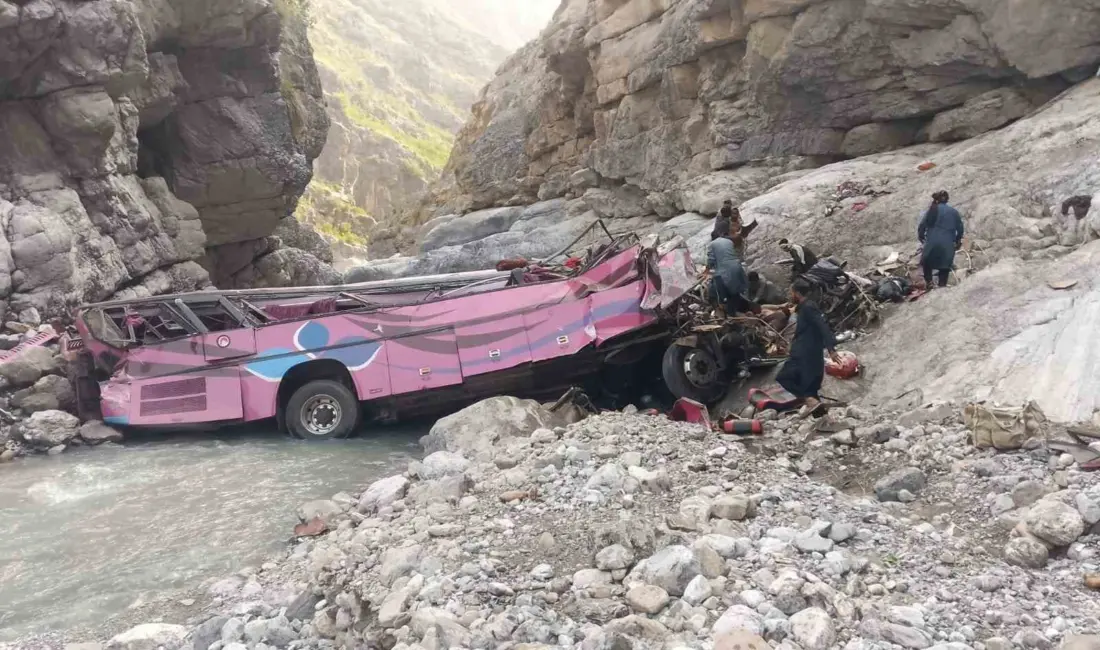 Pakistan’ın bir yolcu otobüsünün dev çukura uçması sonucu 40 kişi