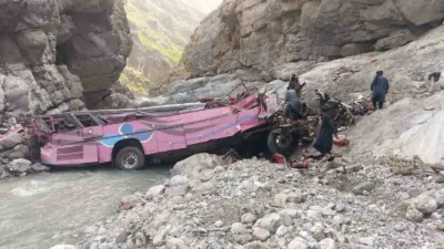 Pakistan’ın bir yolcu otobüsünün dev çukura uçması sonucu 40 kişi