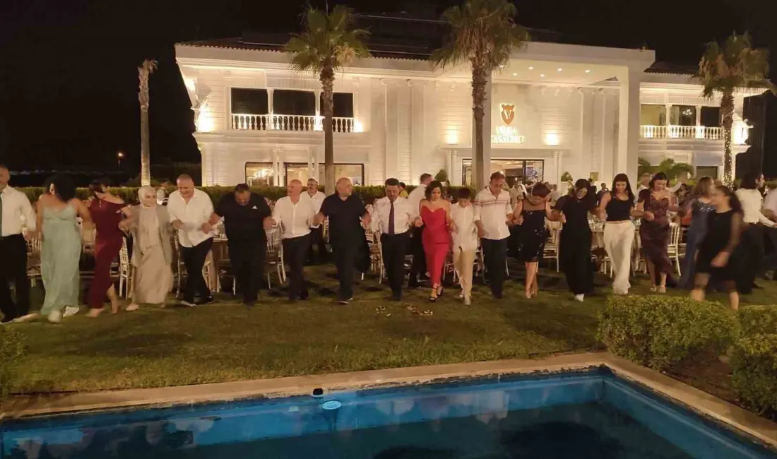 DENİZLİ (İHA) – Denizli’nin Pamukkale ilçesinde düzenlenen düğüne, Karadeniz ezgileri