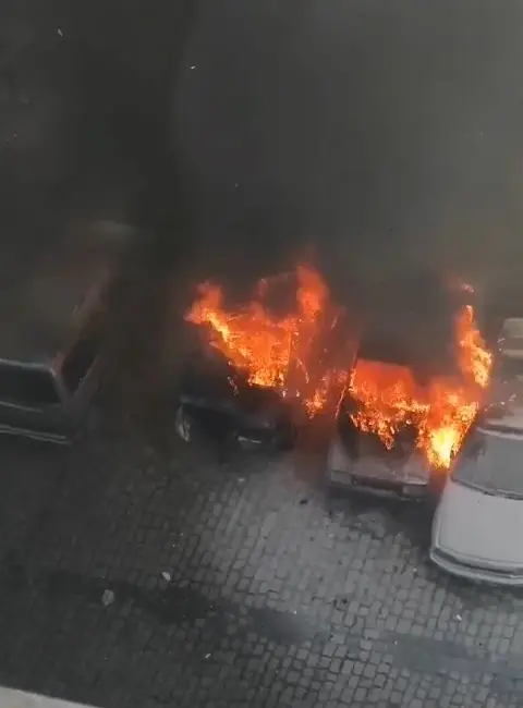 Bursa’da park halindeki üç otomobil, alev topuna döndü. Site sakinlerinin