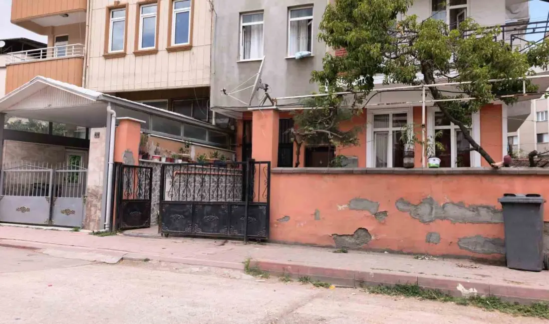 Bursa’nın İnegöl ilçesinde apartmanın bahçesinde meydana gelen kazada, rayından çıkan