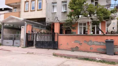 Bursa’nın İnegöl ilçesinde apartmanın bahçesinde meydana gelen kazada, rayından çıkan