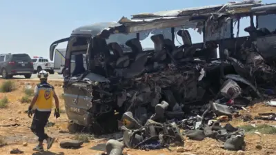 Suriye’nin Şam-Deyrizor kara yolunda güvenlik güçlerini taşıyan otobüs ile yolcu