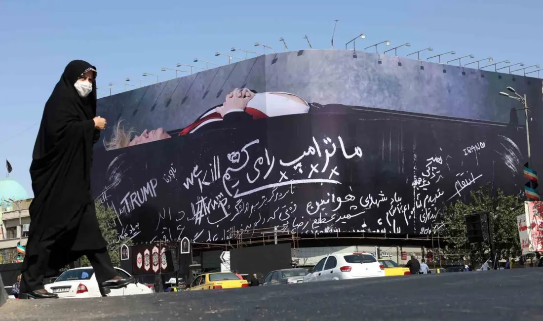 İran’ın başkenti Tahran’da bulunan İnkılap Meydanı’ndaki duvara ABD Başkanı Donald