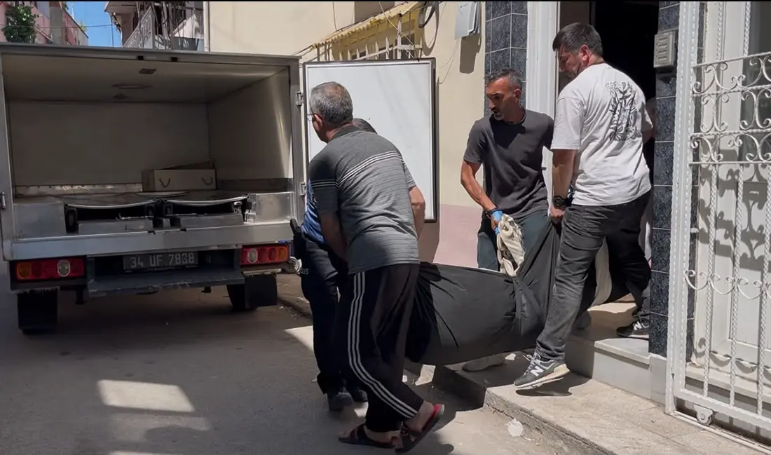 Bursa’nın Osmangazi ilçesinde evine girmek istediği sırada merdivenlerde düşerek başını