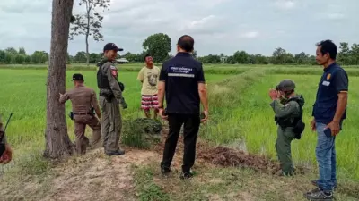 Tayland’ın kırsal kesiminde yaşayan bir ailenin evcil köpeği, dışarıda bulduğu