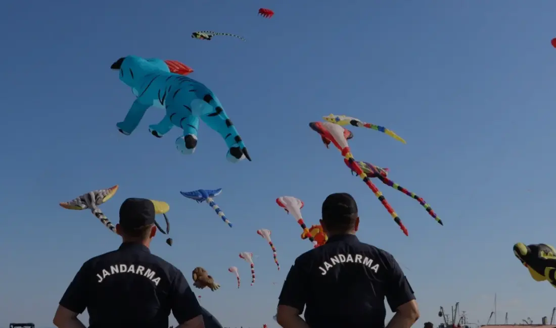 Tekirdağ İl Jandarma Komutanlığı ekipleri, Şarköy'de düzenlenen Uçurtma Şenliği'ne katılarak