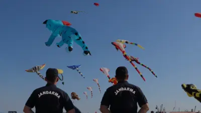 Tekirdağ İl Jandarma Komutanlığı ekipleri, Şarköy'de düzenlenen Uçurtma Şenliği'ne katılarak