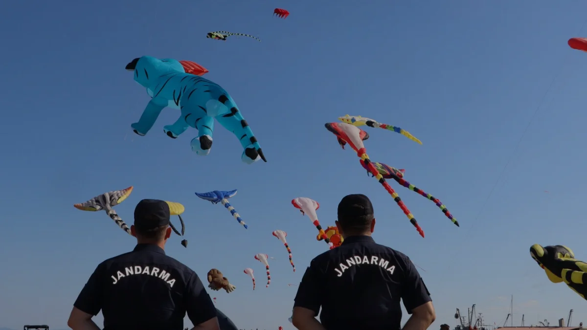 Tekirdağ İl Jandarma Komutanlığı ekipleri, Şarköy'de düzenlenen Uçurtma Şenliği'ne katılarak