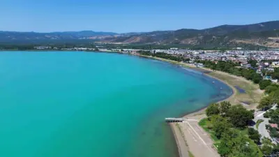 İznik Gölü, plankton patlaması sonrası turkuaza bürünmesiyle görenleri mest etti.