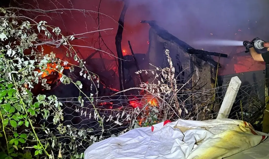 Bursa’nın İnegöl ilçesinde gece saatlerinde çıkan baraka yangını faciayla sonuçlandı.