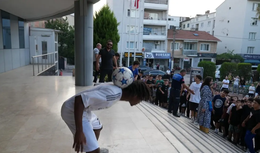 Sosyal medyada dünyaca ünlü futbolcu Eduardo Camavinga’ya olan benzerliğiyle tanınan