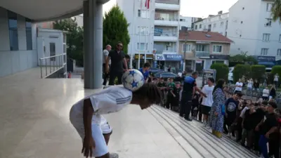 Sosyal medyada dünyaca ünlü futbolcu Eduardo Camavinga’ya olan benzerliğiyle tanınan