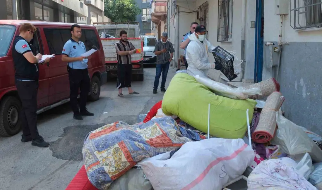Bursa’da Yıldırım Belediyesi ekipleri, Kazım Karabekir Mahallesi’nde çöp eve olarak