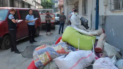 Bursa’da Yıldırım Belediyesi ekipleri, Kazım Karabekir Mahallesi’nde çöp eve olarak