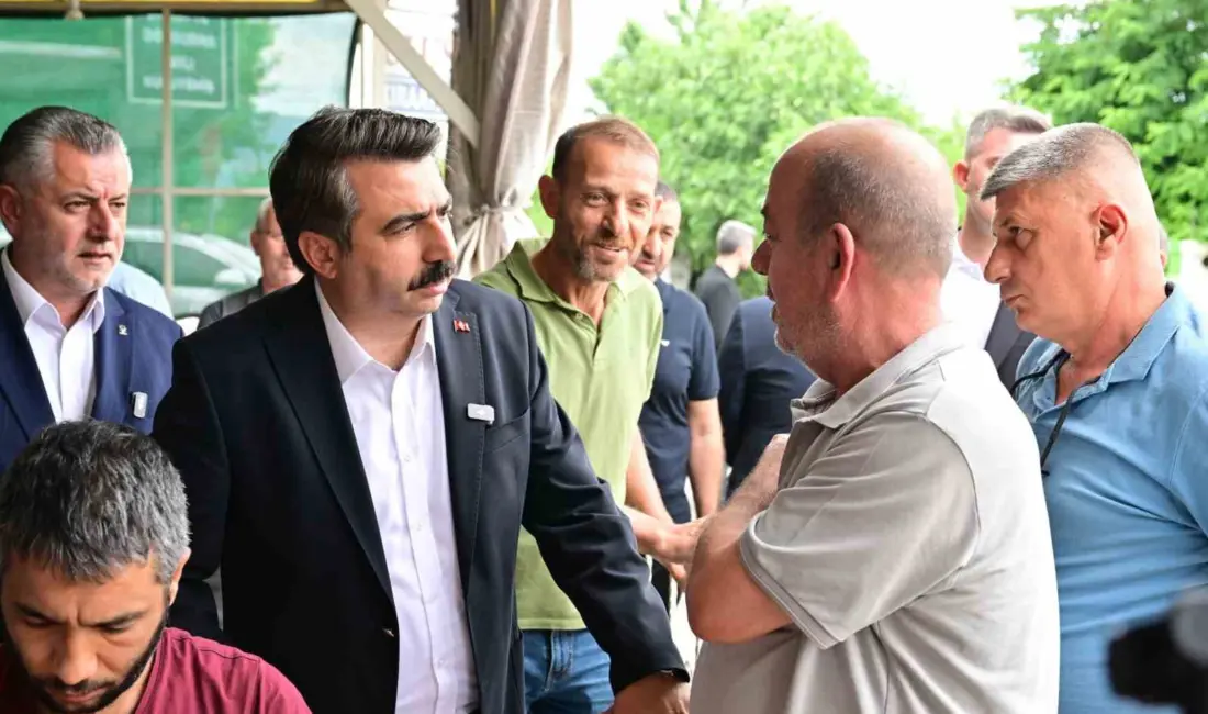 Bursa’da Yıldırım Belediye Başkanı Oktay Yılmaz, Samanlı Mahallesi’nde vatandaşlarla bir