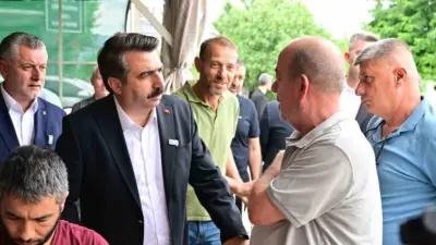 Bursa’da Yıldırım Belediye Başkanı Oktay Yılmaz, Samanlı Mahallesi’nde vatandaşlarla bir