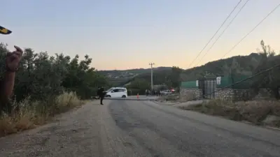Bursa’nın Mudanya ilçesinde elektrik direğine çarpan otomobilin sürücüsüne yardım etmek