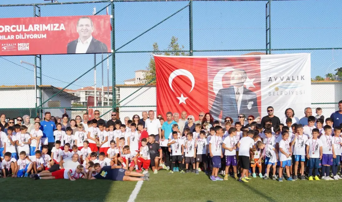 Geleneksel olarak her yıl Ayvalık Belediyesi ve Atatürkçü Düşünce Derneği