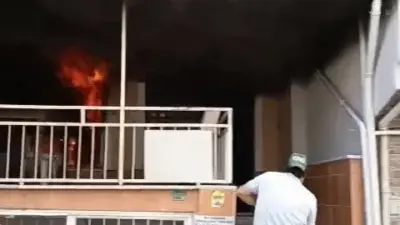 Bursa’da 4 katlı evin giriş katında çıkan yangına ilk müdahaleyi