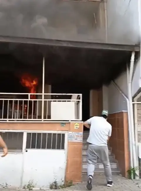 Bursa’da 4 katlı evin giriş katında çıkan yangına ilk müdahaleyi