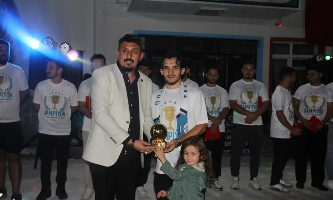 Geleneksel Köyler Arası Futbol Turnuvası’nın şampiyonu Tahtaköprü Spor, düzenlenen görkemli