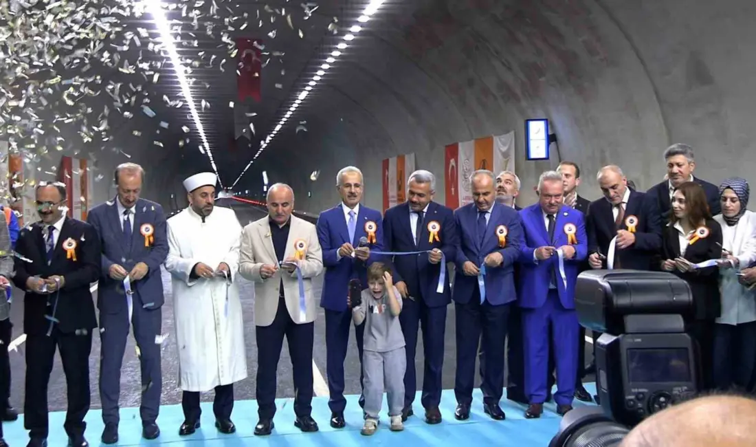 Ulaştırma ve Altyapı Bakanı Abdulkadir Uraloğlu, Ayder Yaylası yolunda seyahat