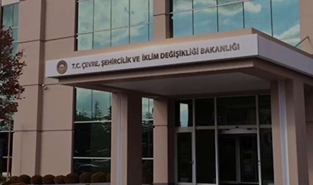 Afyonkarahisar'da yola dökülen boya nedeniyle çevre kirliliğine yol açan iki