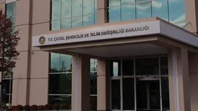 Afyonkarahisar'da yola dökülen boya nedeniyle çevre kirliliğine yol açan iki