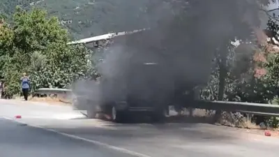 Bursa’da seyir halindeki araçta çıkan yangın paniğe neden oldu. Alevlere