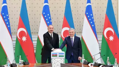 Özbekistan Cumhurbaşkanı Şevket Mirziyoyev, Azerbaycan Cumhurbaşkanı İlham Aliyev ile gerçekleştirdiği