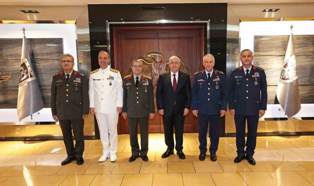 Milli Savunma Bakanı Yaşar Güler, Hava Kuvvetleri Komutanlığında gerçekleştirilen devir