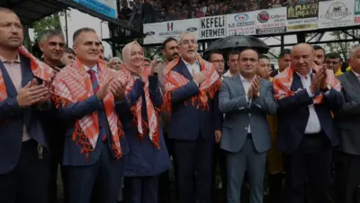 Bakan Vedat Işıkhan, Seydikemer'de katıldığı yağlı güreş müsabakalarında devletin geleneksel