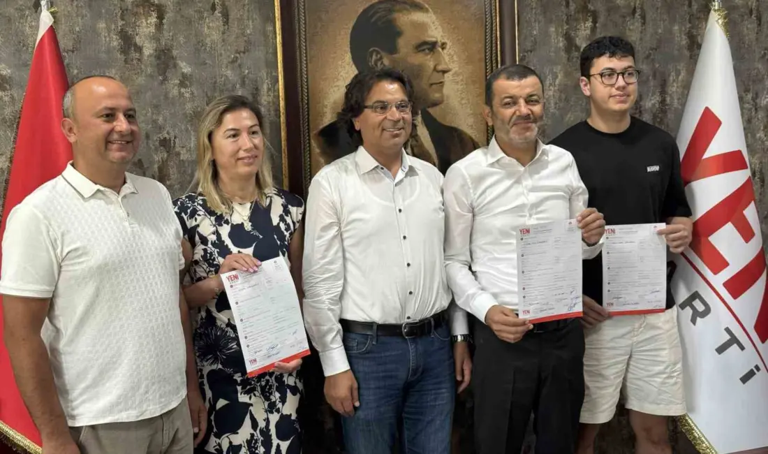 Ailesiyle birlikte Yeni Parti saflarına katılan Denizli Büyükşehir Belediye Başkanı