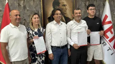 Ailesiyle birlikte Yeni Parti saflarına katılan Denizli Büyükşehir Belediye Başkanı