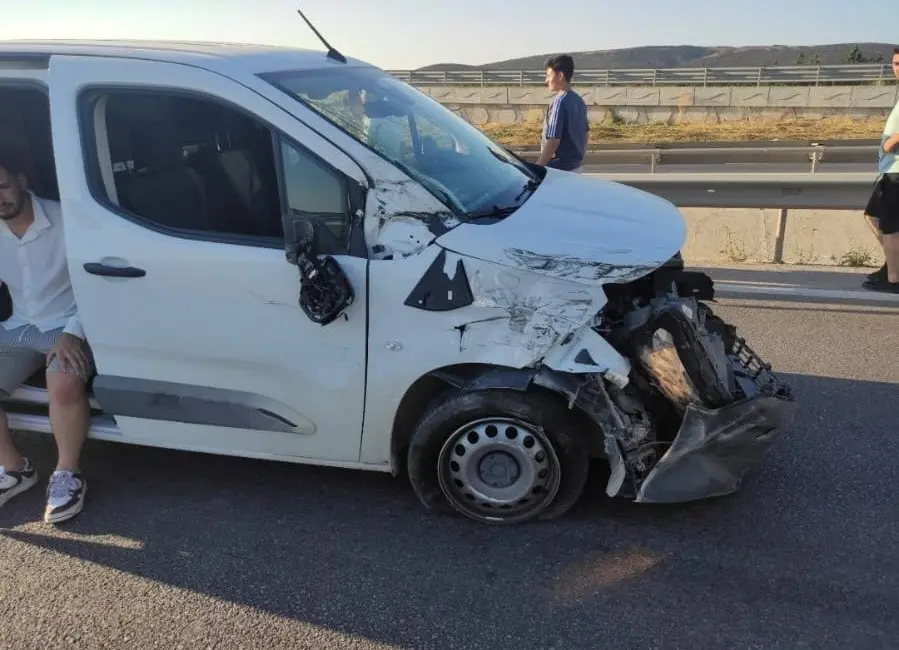 Bursa-Balıkesir Karayolu’nun Gölkıyı mevkiinde meydana gelen zincirleme trafik kazasında bir