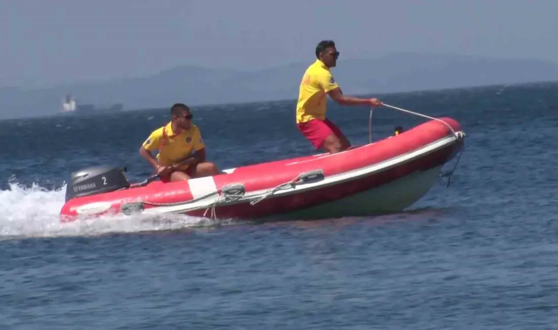 Bursa’nın Gemlik ilçesine bağlı Küçükkumla Mahallesi sahilinde görev yapan cankurtaranlar,