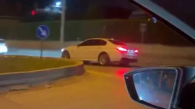 Bursa’nın İnegöl ilçesinde drift yapan sürücü, amatör kameraya yakalandı. Görüntülerin