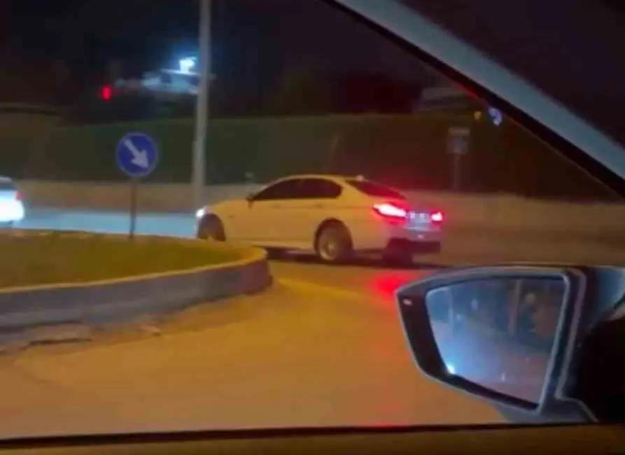 Bursa’nın İnegöl ilçesinde drift yapan sürücü, amatör kameraya yakalandı. Görüntülerin