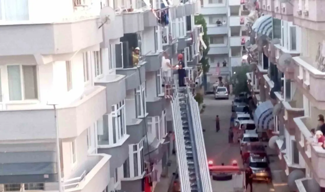 Bursa’nın Gemlik ilçesinde bir evde çıkan yangında mahsur kalan 2